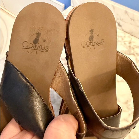 Corkys Wedge Sandal Women’s 8 Shoe Metallic Black Leather Comfort Straps - Picture 3 of 13